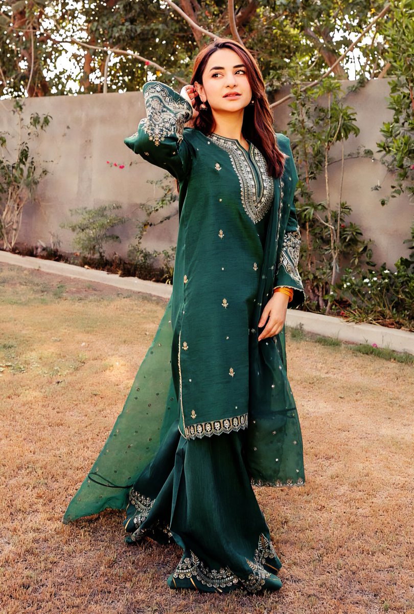 The richness and elegance of this emerald green color that she resonates.. 😍
#YumnaZaidi 
#Eid2024