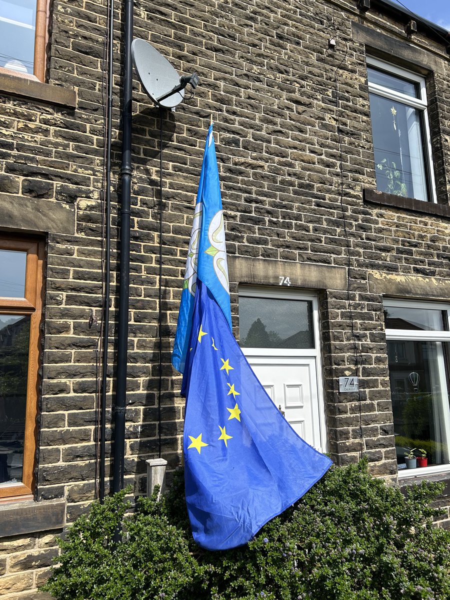 Happy Europe Day from all of us in sunny (but not so windy) #Bradford ⁦@LeedsEurope⁩ ⁦@YorksBylines⁩ ⁦@yorkshireeurope⁩ ⁦⁦@euromove⁩