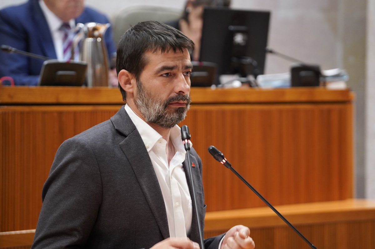 El portavoz de @iu_aragon, @Asanzr, presenta en #PlenoAragón su proposición no de ley relativa a las medidas para reducir la contaminación de las aguas por nitratos.

👉🏽tinyurl.com/2aacn45o