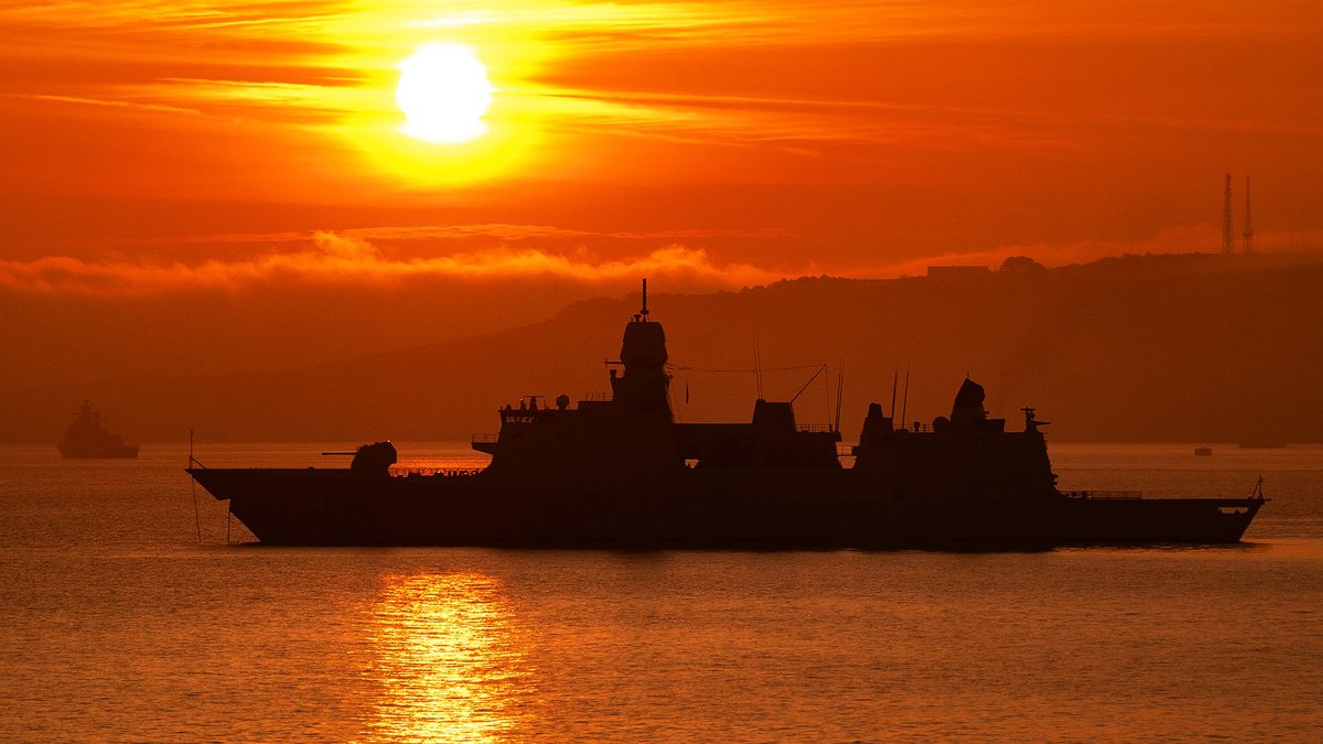 🇳🇱HNLMS De Ruyter at anchor in Cawsand Bay at sunrise this morning and 🇩🇪FGS Ludwigshafen Am Rhein in Plymouth Sound beyond. @FOST Via @Tomleachphoto1