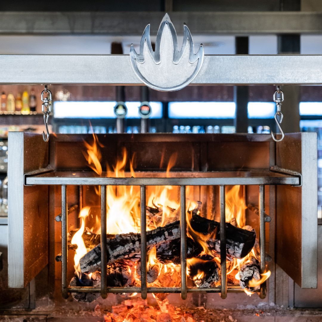 Jestic_Ltd's tweet image. Bring drama, theatre &amp;amp; amazing taste to your dining room &amp;amp; kitchen with #Mibrasa! 

Our Mibrasa grills provide not only absolute #flamecontrol for cooking perfection, but also bring a unique identity to your kitchen, with flexible solutions that can be tailored to fit any space.