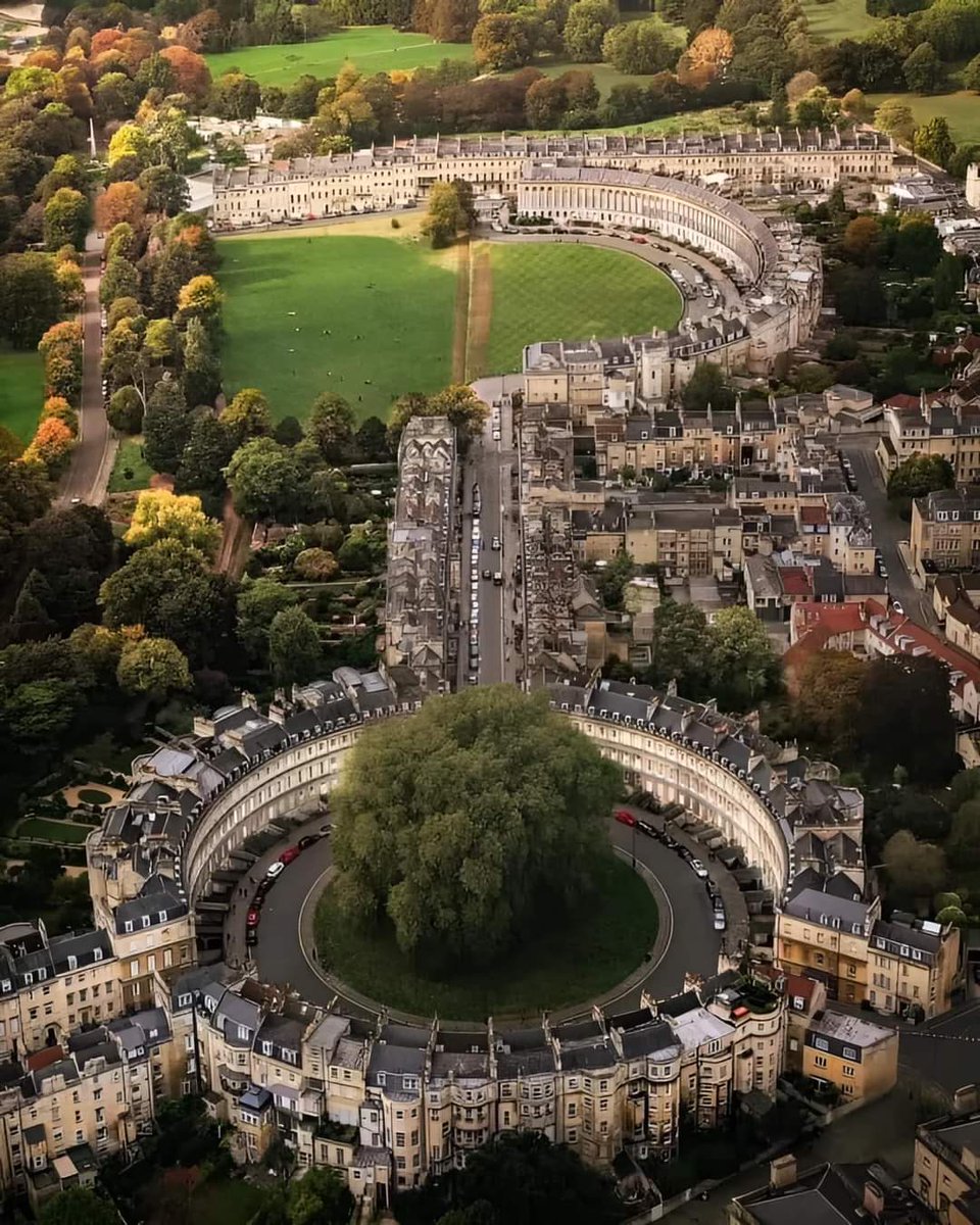 Bath. England 🏴󠁧󠁢󠁥󠁮󠁧󠁿

Bath is the largest city in the county of Somerset, known for and named after its Roman-built baths.