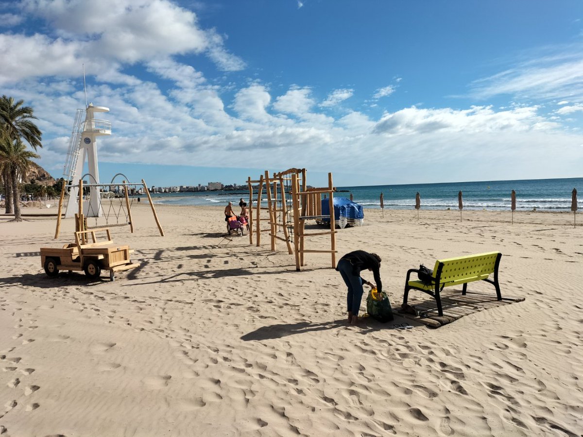 🌅 ¡Bienvenidos al Postiguet! ☀️🏖️ La playa más famosa de #Alicante que además cuenta con certificado 'Q' de calidad turística. Relájate en su arena dorada y disfruta de un día tranquilo en este paraíso costero. #Alicante #AlicanteCity