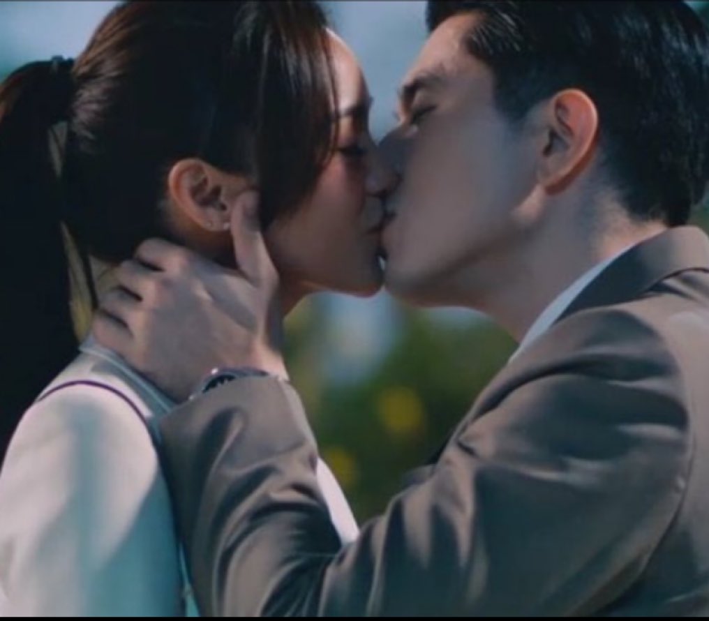 A sweet tender kiss sealed the night.

#LinlangSuspensyon 

#LinlangTheTeleseryeVersion 
Juliana and Victor #JulVic 
#KimPau #PauloAvelino #KimChiu