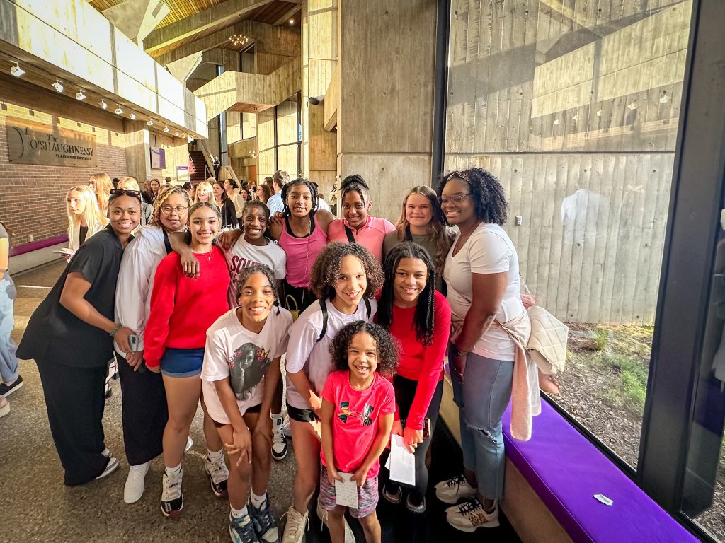 Thanks @dawnstaley for bringing your wisdom and knowledge to Minnesota last night. As a black woman coaching in this game for 25+ years. There’s so much I was able to relate to. I’m so glad I was able to share this experience with my daughter and team. I appreciate you.