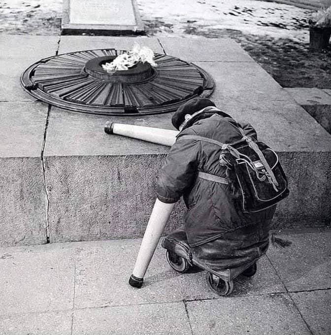 Снимок «Молох войны», 1966 год. На нём запечатлён настоящий ветеран и герой войны, не имеющий ничего общего с нынешним «можем повторить». Фото было запрещено в СССР.