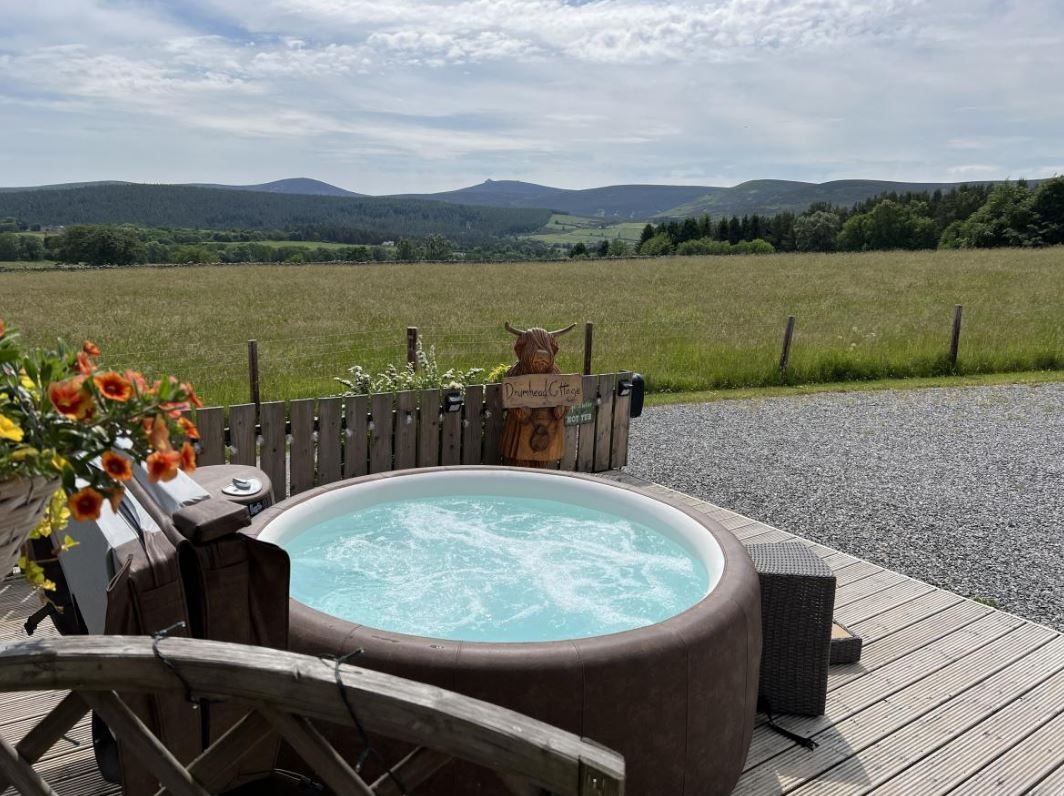 Escape to Drumhead Cottage for a holiday to remember – book your stay today & immerse yourself in the beauty of Aberdeenshire! 🌅

🏡 Self Catering
aroundaboutbritain.co.uk/Aberdeenshire/…

#Aberdeenshire #FamilyHoliday #HotTub #BBQ #Garden #Scenic #CountrysideEscape #Finzean #Banchory #Scotland