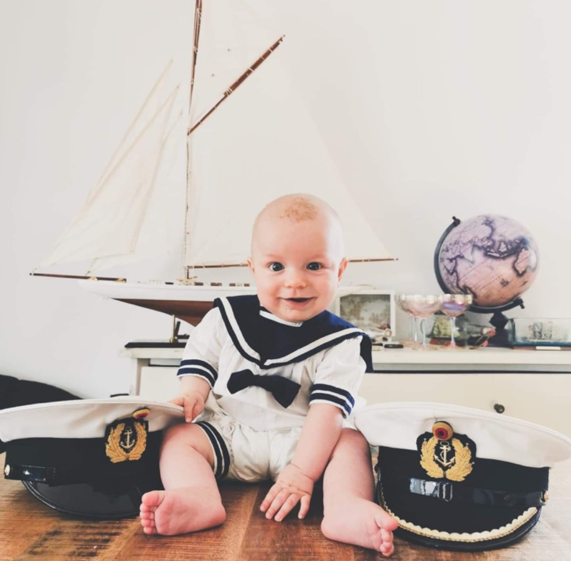 Liebe Väter in der <a href="/bundeswehrInfo/">Bundeswehr</a>, wir gratulieren Euch ganz herzlich zum #Vatertag! Mit und ohne Uniform macht ihr mit Euren Jobs - zusammen mit den Kolleginnen und Kameradinnen - die Welt Eurer Kinder zu einem besseren Ort. Insbesondere jenen Vätern im  <a href="/Bw_Einsatz/">Bundeswehr im Einsatz</a>: DANKE ❤️🤗