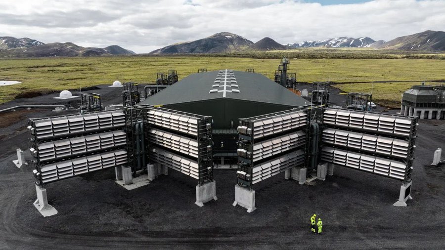 atomroach's tweet image. A Mammoth Solution to Carbon Emissions

Climeworks has just unveiled its groundbreaking "Mammoth" facility, currently the world’s largest direct air capture and storage plant. With the capacity to seize up to 36,000 tons of CO₂ annually, the Mammoth plant could do the work of…