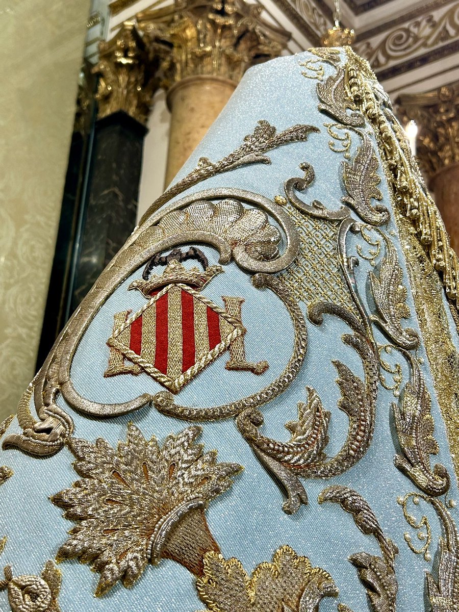 Restauración del histórico manto del Año Mariano Universal, llamado también el “manto las cien mil perlas”, que fue donado por el pueblo valenciano en 1954. Ha sido sufragado íntegramente por la Corte de Honor de la Virgen de los Desamparados, y restaurado por Sebastián Marchante