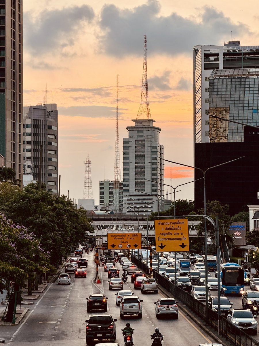 KulSrm's tweet photo. ⏰สิบแปด น แยกเฉลิมเผ่า ถนนอังรีฯติดยาวถึงประตูเข้าคณะอักษร/จุฬา 📍สิบแปดครึ่งจากแยกราชปรารภเข้าศรีอยุธยารถเคลื่อนตัวได้ดี🚙กลับกันขึ้นจตุรทิศติดยาวถึงข้ามแยกพญาไท #traffic #endofwork #thu09 #sunset @js100radio @Meej_light @MrVop https://t.co/Yfc7eg0qTZ
