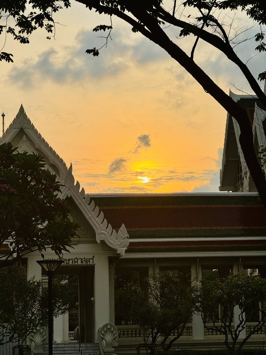 KulSrm's tweet photo. ⏰สิบแปด น แยกเฉลิมเผ่า ถนนอังรีฯติดยาวถึงประตูเข้าคณะอักษร/จุฬา 📍สิบแปดครึ่งจากแยกราชปรารภเข้าศรีอยุธยารถเคลื่อนตัวได้ดี🚙กลับกันขึ้นจตุรทิศติดยาวถึงข้ามแยกพญาไท #traffic #endofwork #thu09 #sunset @js100radio @Meej_light @MrVop https://t.co/Yfc7eg0qTZ