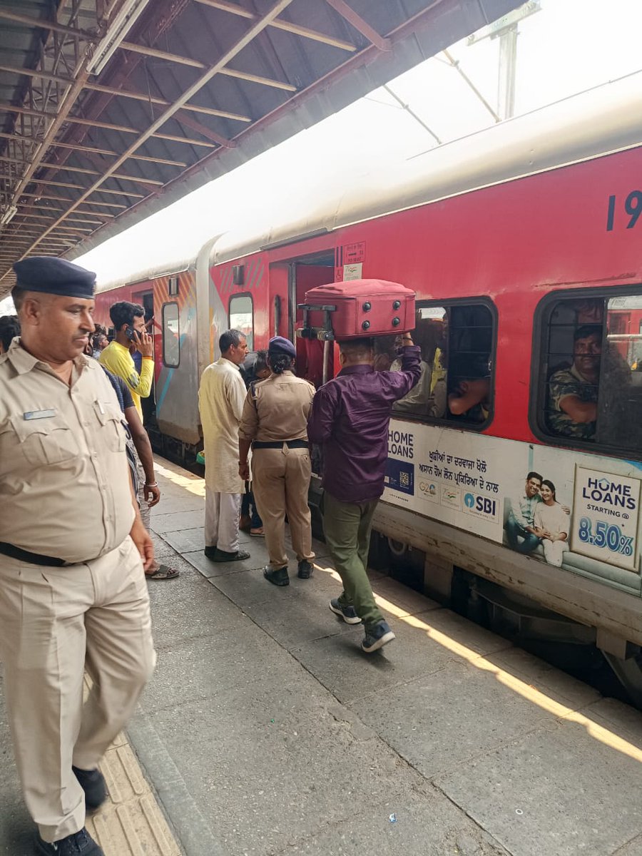 ग्रीष्मकाल में बढ़ती रेलयात्रियों की संख्या में देखते हुए नई दिल्ली रेलवे स्टेशन पर RPF कर्मियों की तैनाती को बढ़ाया गया है ताकि रेलयात्री व्यवस्थित रूप से रेलगाड़ियां पकड़ पाएं। #SummerSpecial