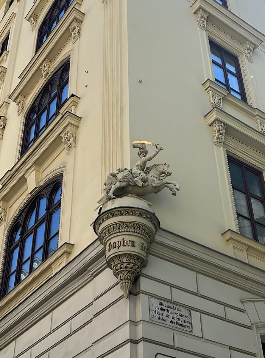 viyana’da bir sürü osmanlı simgesi heykel var onlardan biri de bu çerkes dayı heykeli, viyana kuşatmasında şehre girebilen tek yeniçeri diyolar biraz da genel kültür