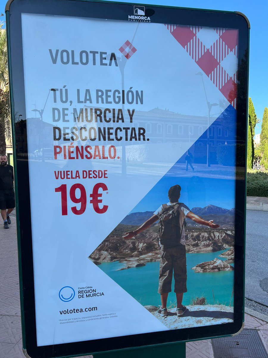 ✈️ La campaña conjunta con la aerolínea @Volotea para promocionar los vuelos directos a la #RegióndeMurcia sigue activa. 🔝

📸 Publicidad exterior en Mahón, #Menorca. 📍🏝 'Tú, la Región de Murcia y desconectar. Piénsalo.' 😎

#TurismoRegióndeMurcia #CostaCálida