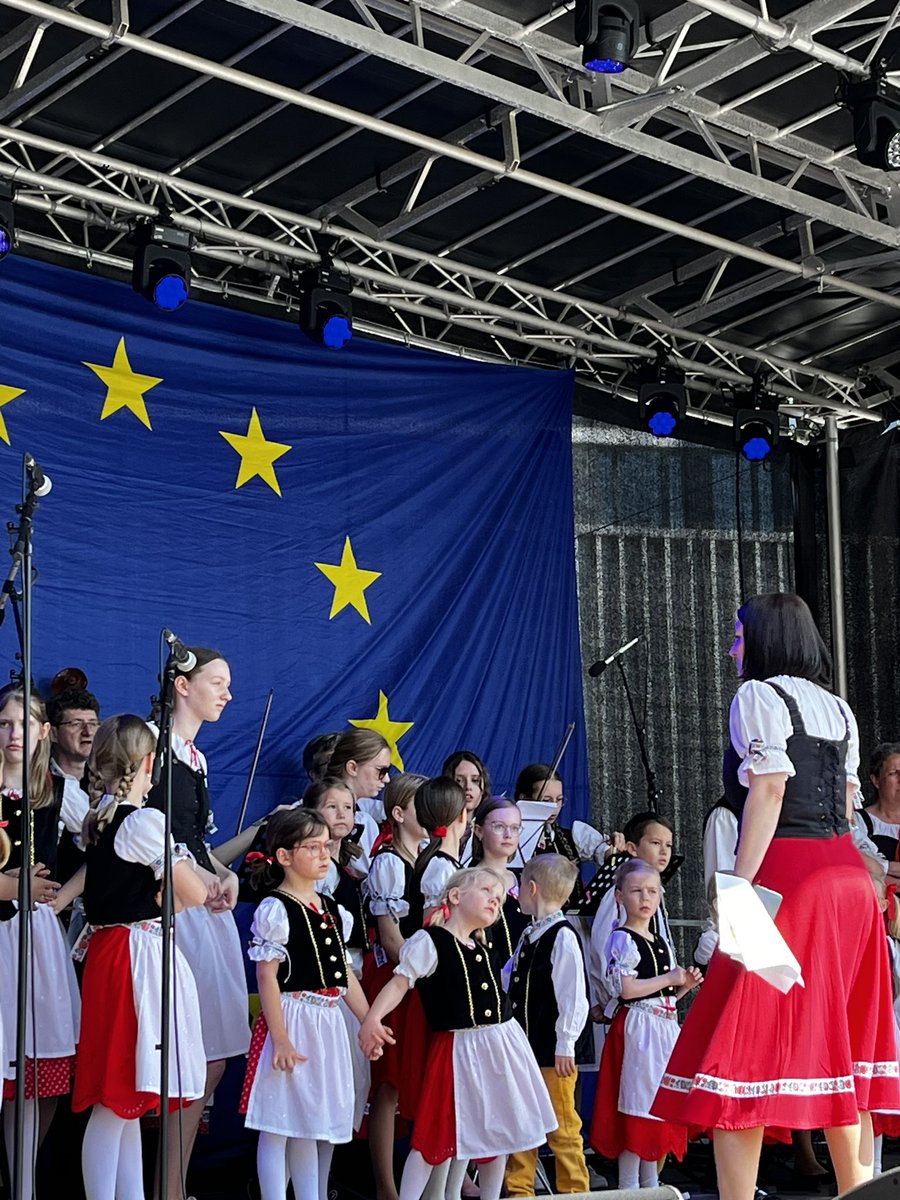 On today's #EuropeDay, we celebrate peace, unity and prosperity in Europe. The European Union=peace and prosperity for 7 decades on the European continent ! @BelgiumLux