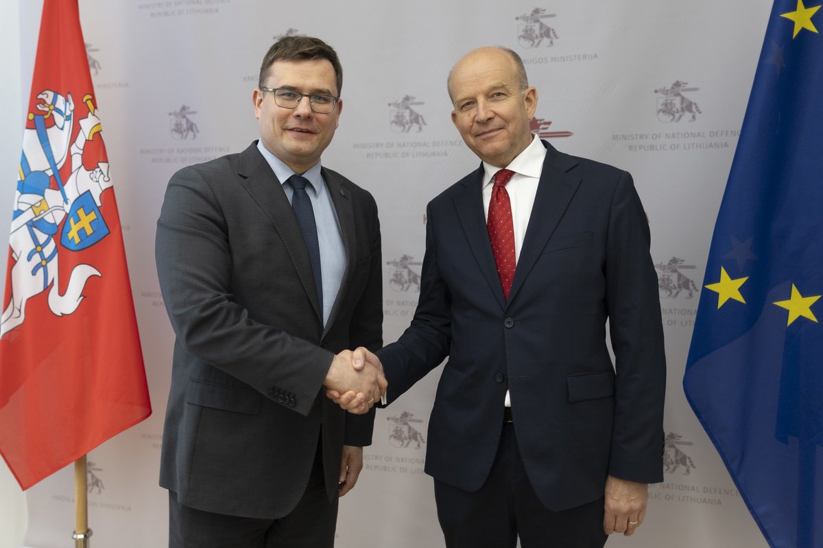 Today, 🇱🇹DefMin @LKasciunas met with 🇵🇱Konstanty Radziwiłł, Ambassador of Poland, to discuss defence policy priorities and the need for increased defence funding. They also addressed current bilateral security and defence cooperation issues, paving the way for further progress.