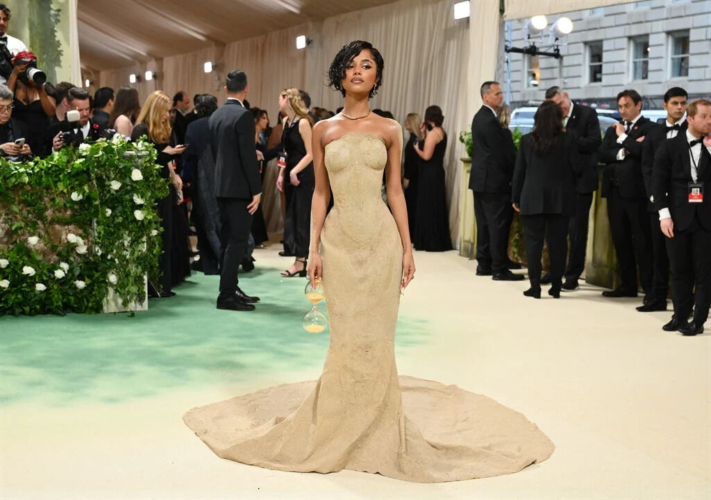 Let's give a huge shoutout to @Tyllaaaaaaa! From water to sand, Tyla absolutely stole the spotlight at this year's Met Gala. Share your thoughts below and let us know what you think of Tyla's stunning look! #Tyla #ProudlySouthAfrican #Ringas