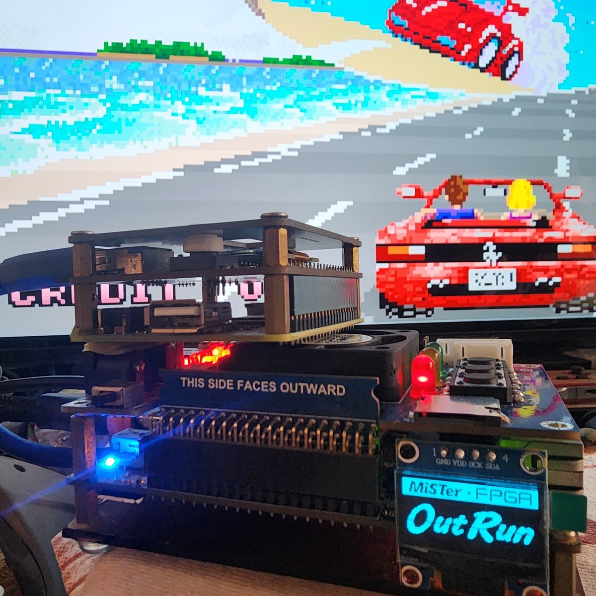 FryLo0922's tweet photo. 一罐汽水的價格可以升級 FPGA MiSTer? 
原作者參考 Odroid XU4 的 N64 外殼的設計應用到 FPGA MiSTer 上，就是加上一個小屏幕，在小屏幕上可以看到正在執行中的 core 圖標，實在一個字～型！
#i2c2oled #FPGAMiSTer #MISTERFPGA #MiSTer https://t.co/Pz5k3i5k9X