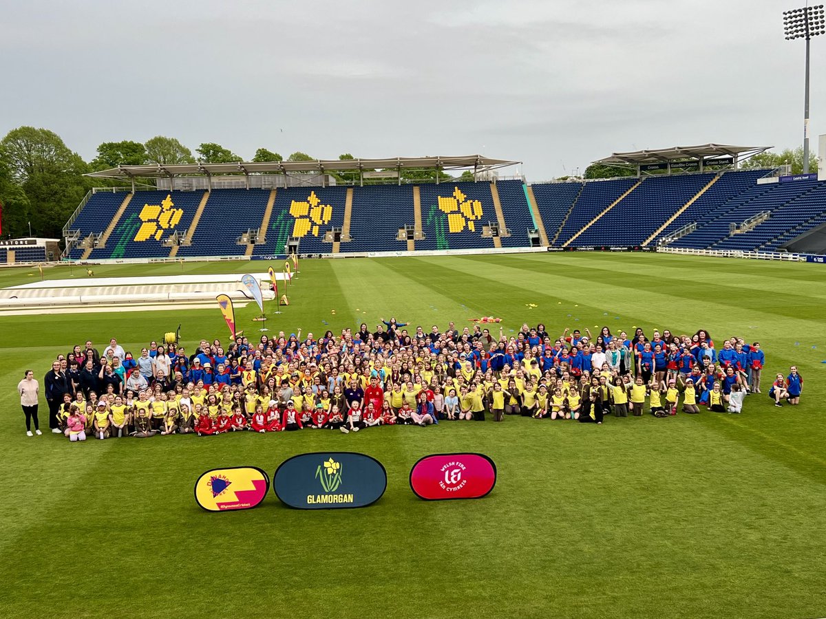 That’s what 500 guides @GlamCricket @SophiaGardens looks like. Can’t thank @tomabell1 enough for his time and enthusiasm last night. The girls loved it! Wishing you luck this season as captain of Welsh Fire 🔥🔥🔥@CricketWales ⁦@GuidingCymru⁩