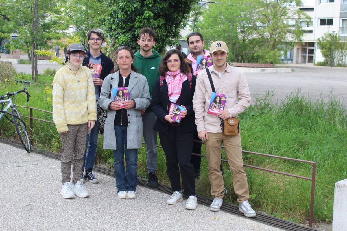 LaFI_21's tweet photo. Séance porte à porte, quartier de la Fontaine d'Ouche, des jeunes insoumis dijonnais, avec Valérie Jacq, candidate de Côte d'or sur la liste de @ManonAubryFr 💜

Votons #UnionPopulaire le #9juin2024, pour tout changer ✊️ https://t.co/LRZjSTe5sz