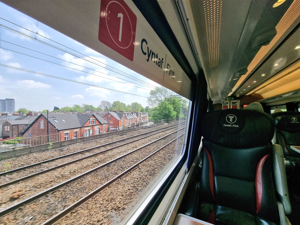 Today I'm onboard the @tfwrail 'Premier Dining' service with @IntercitySimon from #Manchester 🏴󠁧󠁢󠁥󠁮󠁧󠁿 to #Cardiff 🏴󠁧󠁢󠁷󠁬󠁳󠁿 This 3 hour trip costs around £40 in First Class and then you can choose from the freshly prepared food menu... Details to follow! 🤤 #UK #NonstopEurotrip