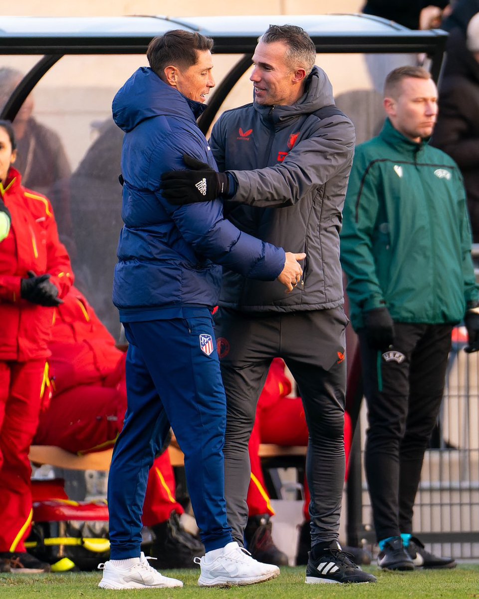 When @Persie_Official and @Torres went head-to-head on the touchline 🤝

#UYL