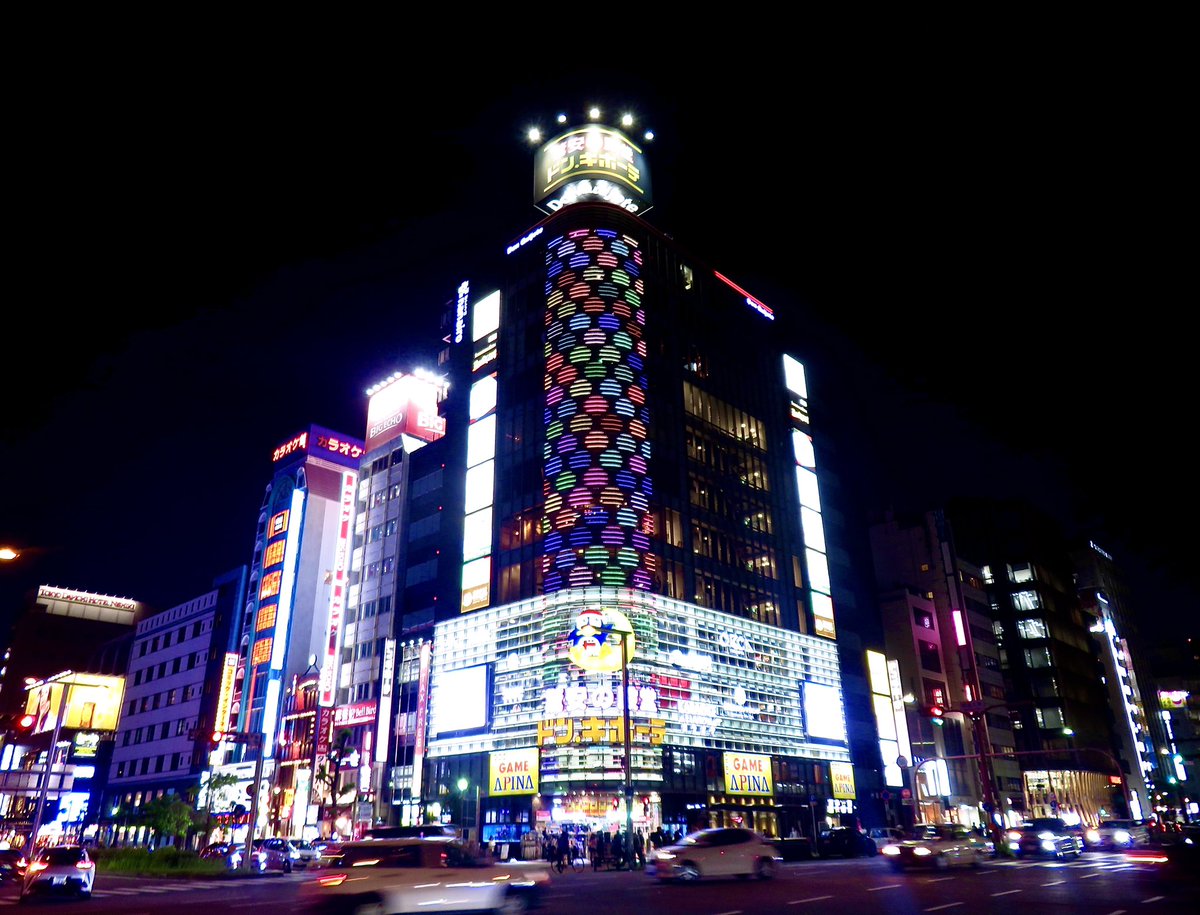 不夜城みたいなドンキホーテ栄本店。
名古屋の歓楽街である錦三丁目を象徴する
夜もピカピカお気に入りの光景🌃
#ドン横 #夜景 #街撮り