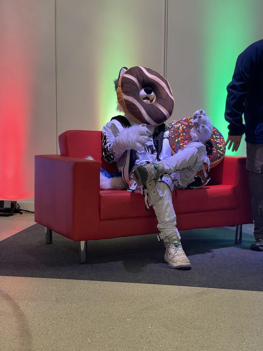 White_Point_'s tweet image. donut 🍩 

#FursuitEveryday #fantasybasel