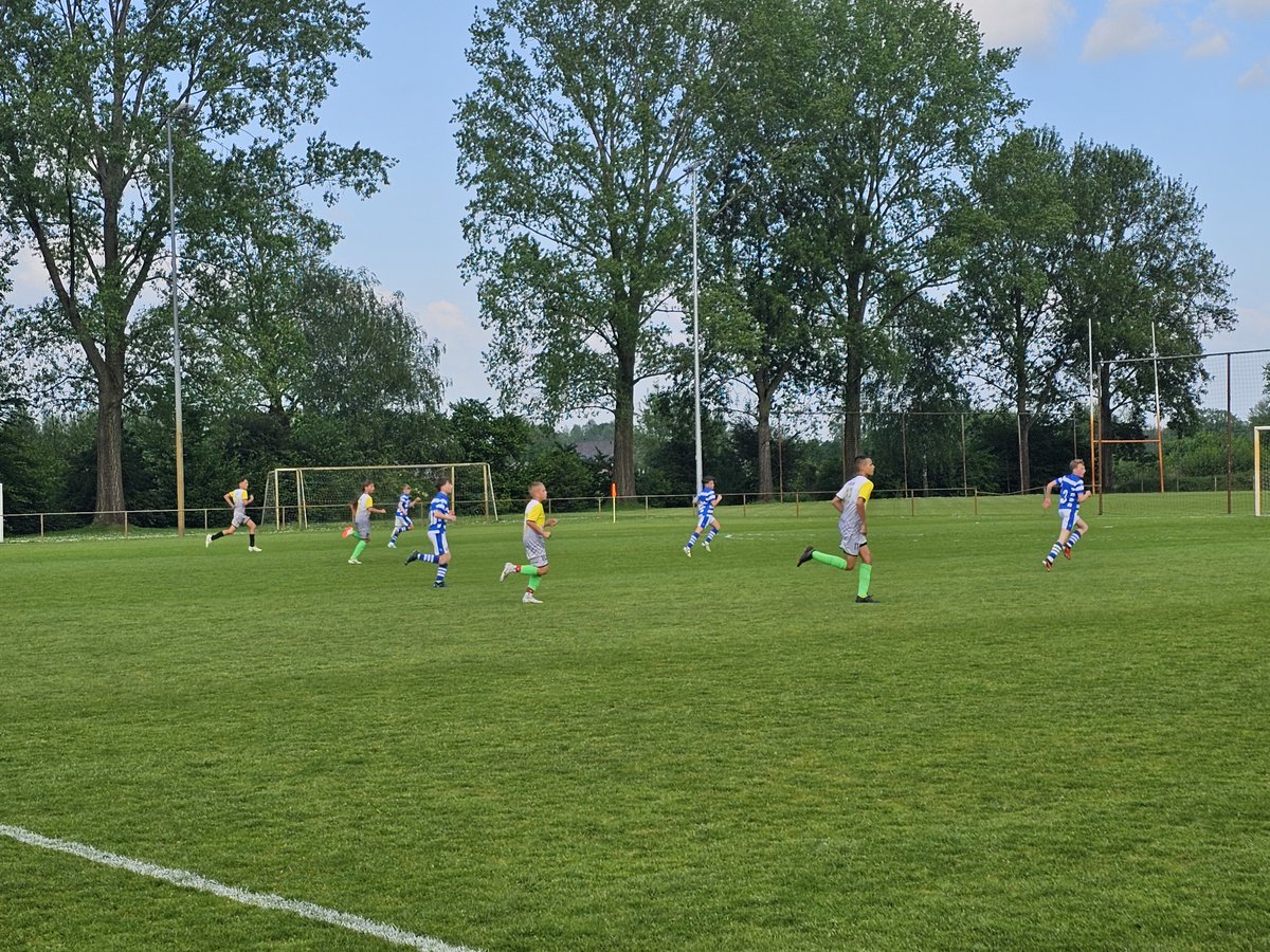FletcherFootbal's tweet photo. De Academy teams van Euro Sports Football Activities hebben een aantal wedstrijden gespeeld tegen de jeugd van De Graafschap op Sportpark De Bezelhorst in Doetinchem⚽️
#esfa #doorwerth #fletcherfootball #trainingskamp #degraafschap #bezelhorst #doetinchem #debezelhorst https://t.co/e9XHTpc4rC