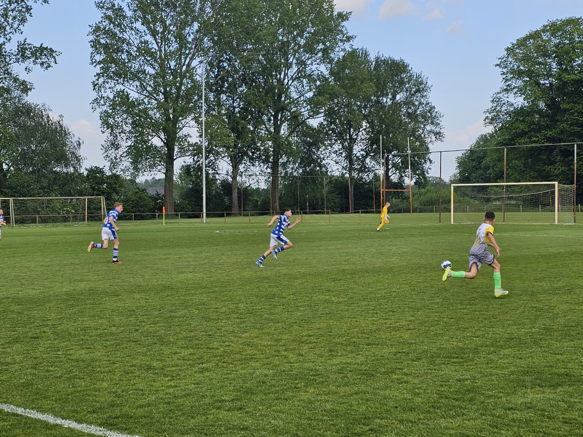 FletcherFootbal's tweet photo. De Academy teams van Euro Sports Football Activities hebben een aantal wedstrijden gespeeld tegen de jeugd van De Graafschap op Sportpark De Bezelhorst in Doetinchem⚽️
#esfa #doorwerth #fletcherfootball #trainingskamp #degraafschap #bezelhorst #doetinchem #debezelhorst https://t.co/e9XHTpc4rC