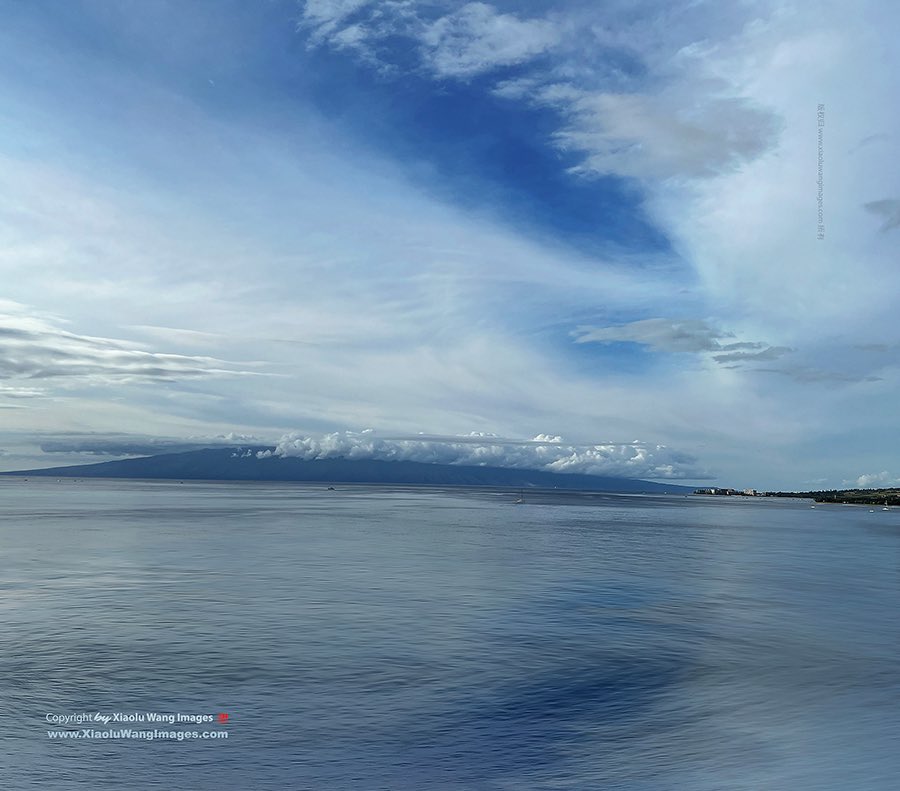 The cloud said to the sea: 'You are so beautiful!'The sea replied to the cloud:”Because I have you!'/La nube le dijo al mar: '¡Eres tan hermosa!'El mar respondió a la nube: '¡Porque te tengo!'/Le nuage dit à la mer:”Tu es si belle!'La mer répondit au nuage:'Parce que je vous…