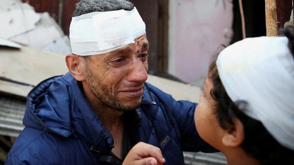 AJEnglish's tweet photo. Sick and wounded Palestinians are dying by the hour as they remain trapped in besieged Gaza without medical care due to Israel’s closure of border crossings, says Health Ministry in the bombarded territory.

🔴 LIVE updates: https://t.co/HBFqixRUqs https://t.co/zNa10D3SFJ