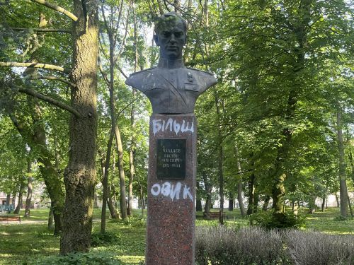 У Тернополі на пам'ятнику росіянину червоноармійцю Чалдаєву хтось лишив напис 'більшовик'. І замість того, аби провести демонтаж - комунальники відмили напис. Що це досі робить в Тернополі?