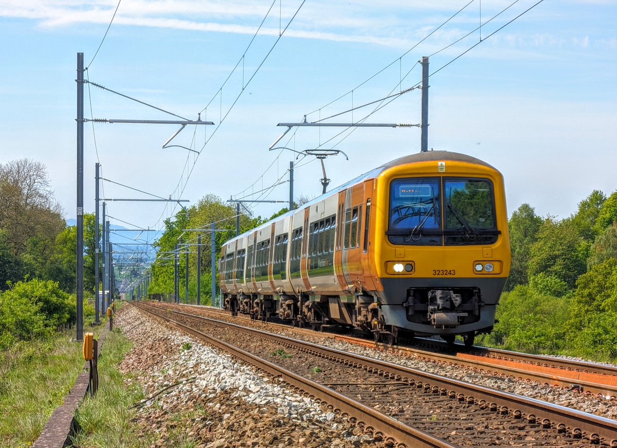 I'm back at Vigo for some interesting moves in this gorgeous weather 😍

Starting strong with Sohos finest 323242 fly's past with a service for Lichfield 📸

#DOTS #railwayphotography #trainphotography #class323 #hypernetworker #hunslet #sohodepot