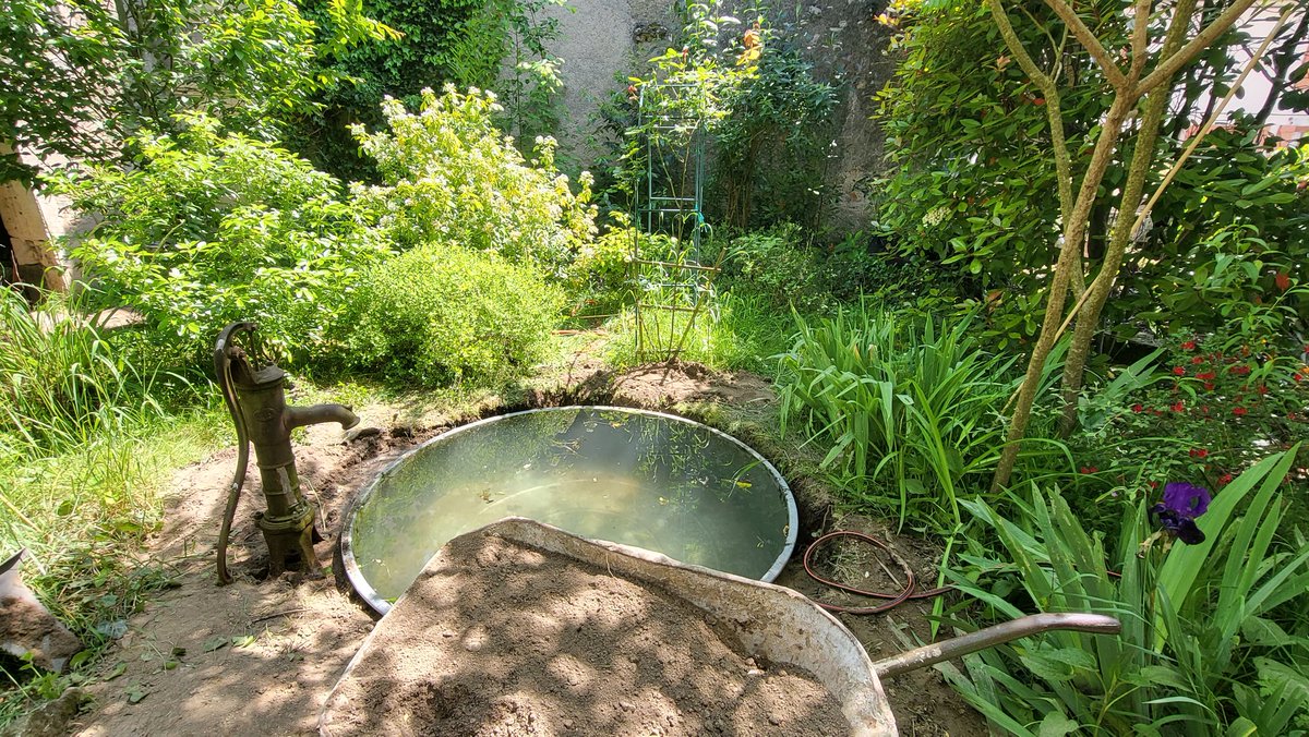 Je l'ai creusé l'an passé, juste avec une bassine et des pierres qui trainaient ça et là. Et on dirait qu'il a tjrs été la. twitter.com/FrDesouche/sta…