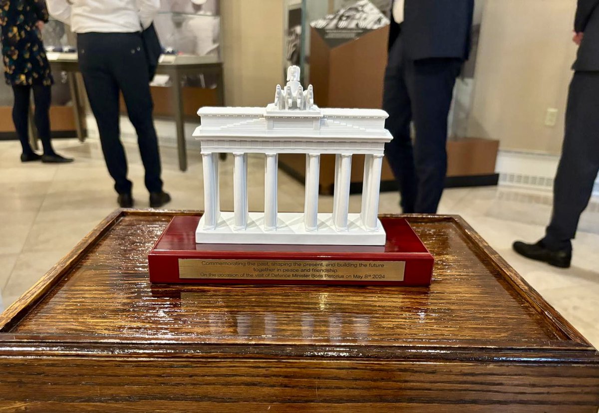 Visiting @ArlingtonNatl with Defense Minister Pistorius yesterday, I learned that a miniature Brandenburg Gate found its place in the display room next to the Tomb of the Unknown Soldier. What a beautiful symbol.
