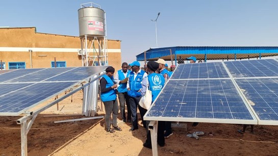 Celebrating #EuropeDay by thanking the 🇪🇺 for its continuous support to refugees in Niger, including through sustainable energy solutions. With @EU_Partnerships support, the Hamdallaye ETM centre now has solar-powered homes and street lamps that enhance safety in the area.