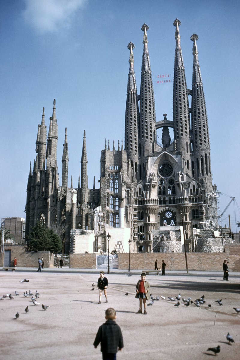 Hi havia un metge de Califòrnia, el Dr. C.E. Hablutzel, que pocs anys abans de morir viatjà entre 1960 i 1965 per tot el món amb la seva dona fent milers de fotos. També passà per Catalunya el 1961 on retratà la Sagrada Família i féu altres fotos com les d'aquest fil. | 📷 Flickr
