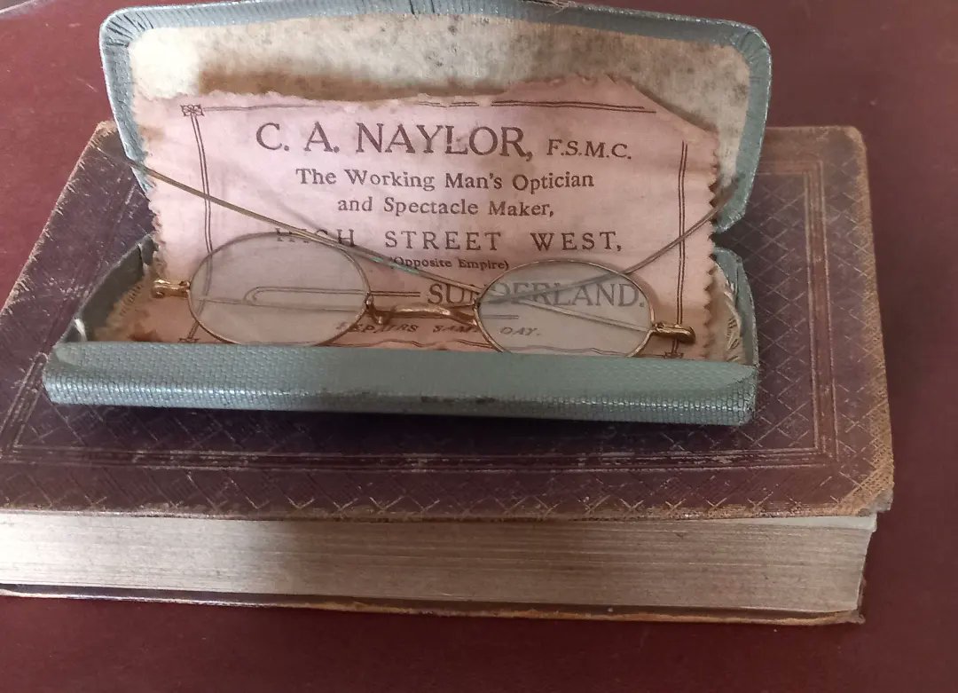 Antique Vintage Reading Glasses with Brass Frame - C.A. Naylor - Original Case

For sale

DM FOR INQUIRIES 

#1930s #Spectacles #OriginalCase #BlueLens #UsedCondition #VintageEyewear #AntiqueGlasses #Eyeglasses  #Collectibles #HistoricalAccessories #FashionHistory #EyewearStyle