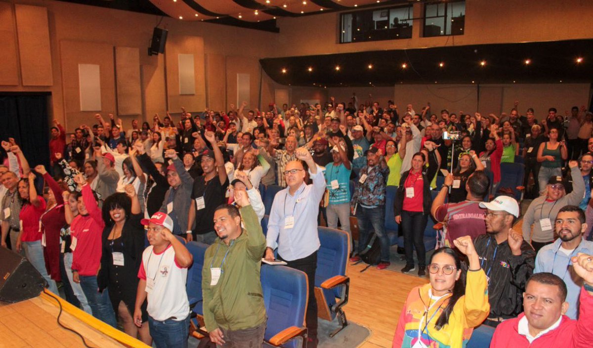 PartidoPSUV's tweet photo. ¡Para llevar la verdad de Venezuela al mundo entero! LAUICOM finaliza con éxito taller de Comunicación Política y Liderazgo Colectivo en el estado Lara https://t.co/UHp0ziDcjX 

@NicolasMaduro 
@dcabellor 
@taniapsuv 
#NicoEsUnDuro https://t.co/qSfmfHWuir