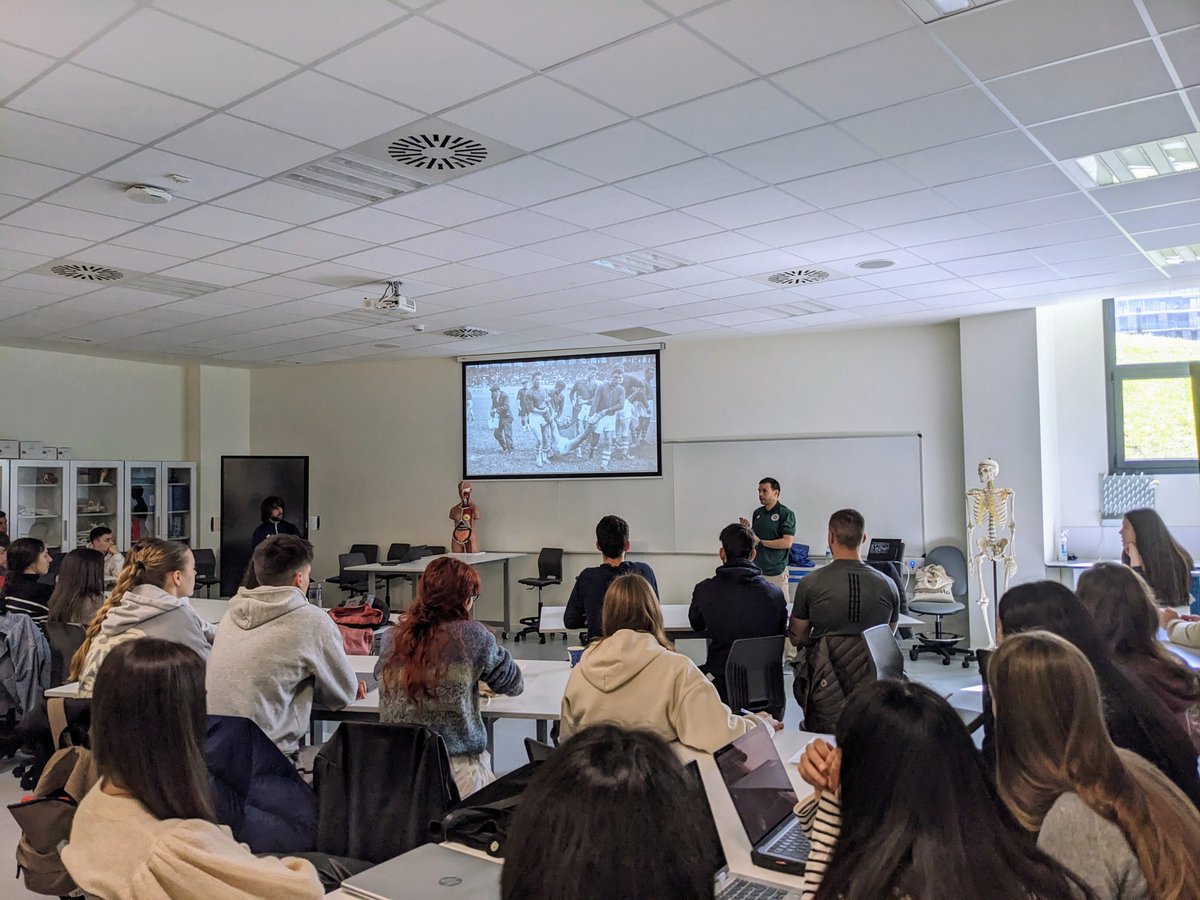 Esta semana nuestros alumnos de 3º en #FisioterapiaDeportiva tuvieron el privilegio de escuchar a Iñigo Atorrasagasti, árbitro internacional de rugby, hablar sobre la conmoción cerebral, su experiencia y el crucial papel del fisioterapeuta en la asistencia en campo. 🏉💪