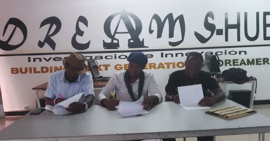 EmegOficial's tweet photo. En el deseo e intención de emprender una línea de acción común, hemos firmado un MOU tripartito: @SINGSAGabon @NchasoOscar- @EmegOficial, para explorar cuantas oportunidades ofrezcan nuestros ecosistemas de Guinea Ecuatorial y Gabón. https://t.co/hNlXVafrCO