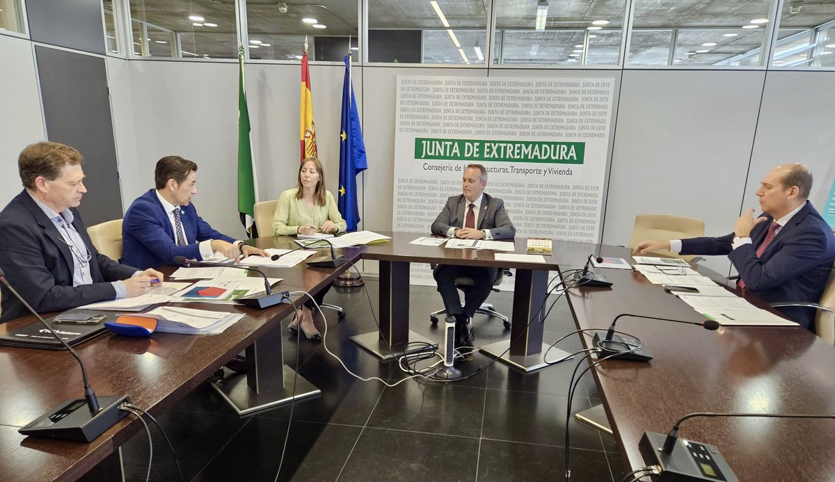 Manuel Martín, ha presidido la reunión del Consejo Ejecutivo del Fondo de Garantía de Adquisición de Vivienda. También han asistido la SG de Vivienda, Lidia López; el SG de Presupuestos y Financiación, Luis Alfonso Hernández Carrón, y el DG de Avante, Miguel Ángel Mendiano Calle