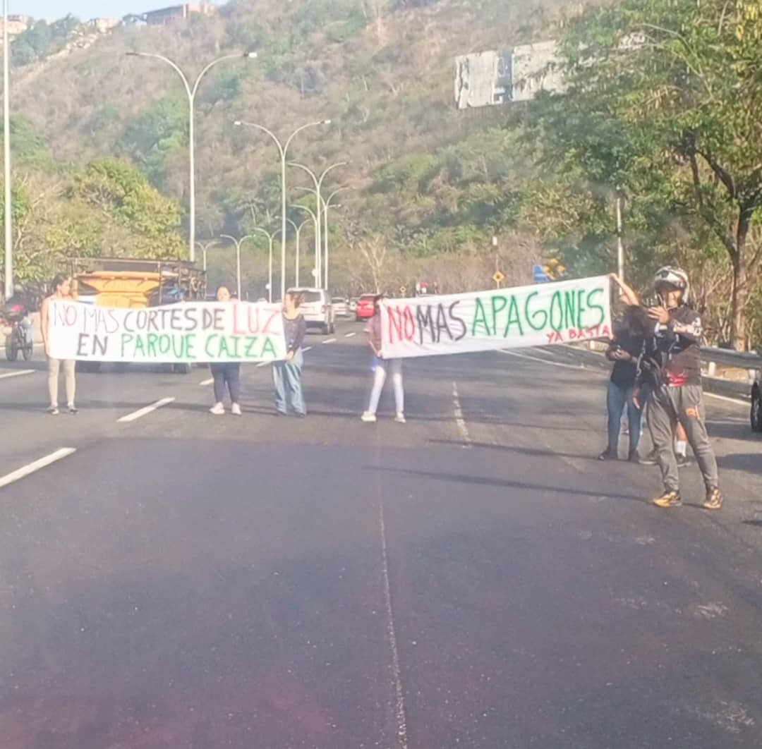 7:50AM - En la salida de Parque Caiza, un grupo de personas ha comenzado una protesta. A 500 metros antes del túnel en la #GMA subiendo a Caracas. #AGMA