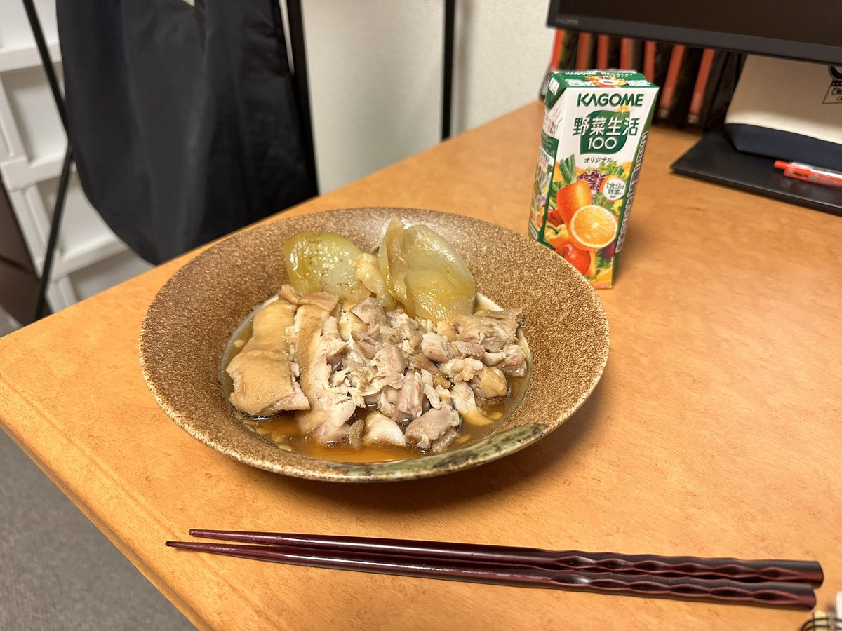 ｶﾀｵｶの自炊第3弾Part2😀
・ホロホロ鶏肉
炊飯器に色々投げて作りました！
柔らかすぎて上手く切れなかった😭
 #一人暮らし飯