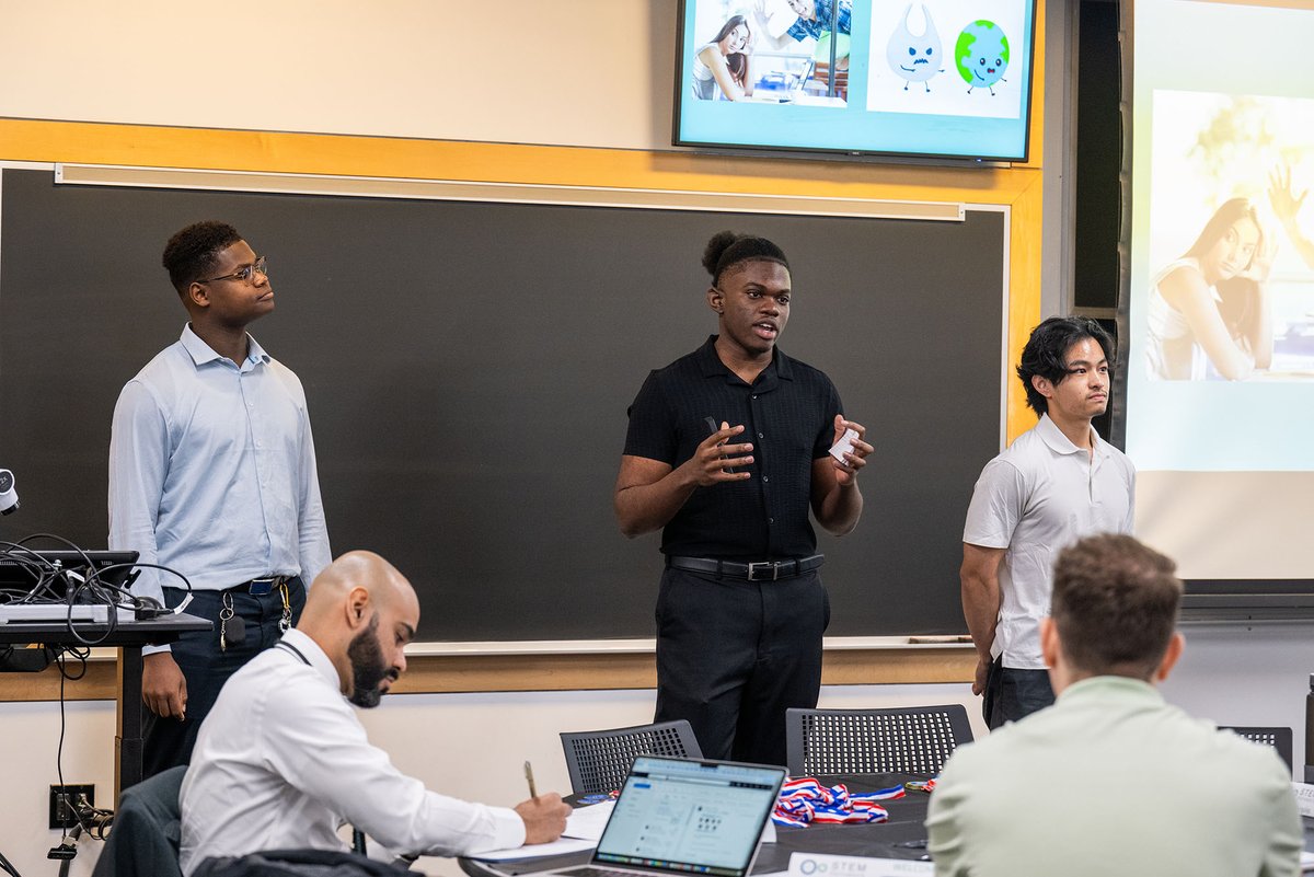 Seniors from a local high school competed in an annual #SharkTank-like event at BU, with help from undergrad and grad student mentors. The students pitched products to a panel of BU faculty and affiliates who acted as skeptical investors. Full story ➡️ spr.ly/6015jUbvH