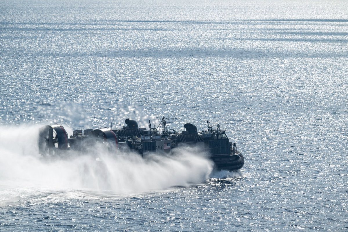 Fan-tastic in the Philippines USS Somerset (LPD 25) and Assault Craft Unit (ACU) 5 team up for amphibious ops in the South China Sea during #Balikatan24, which builds #interoperability, #capabilities & #trust between @TeamAFP & @DeptofDefense 📸 @USPacificFleet