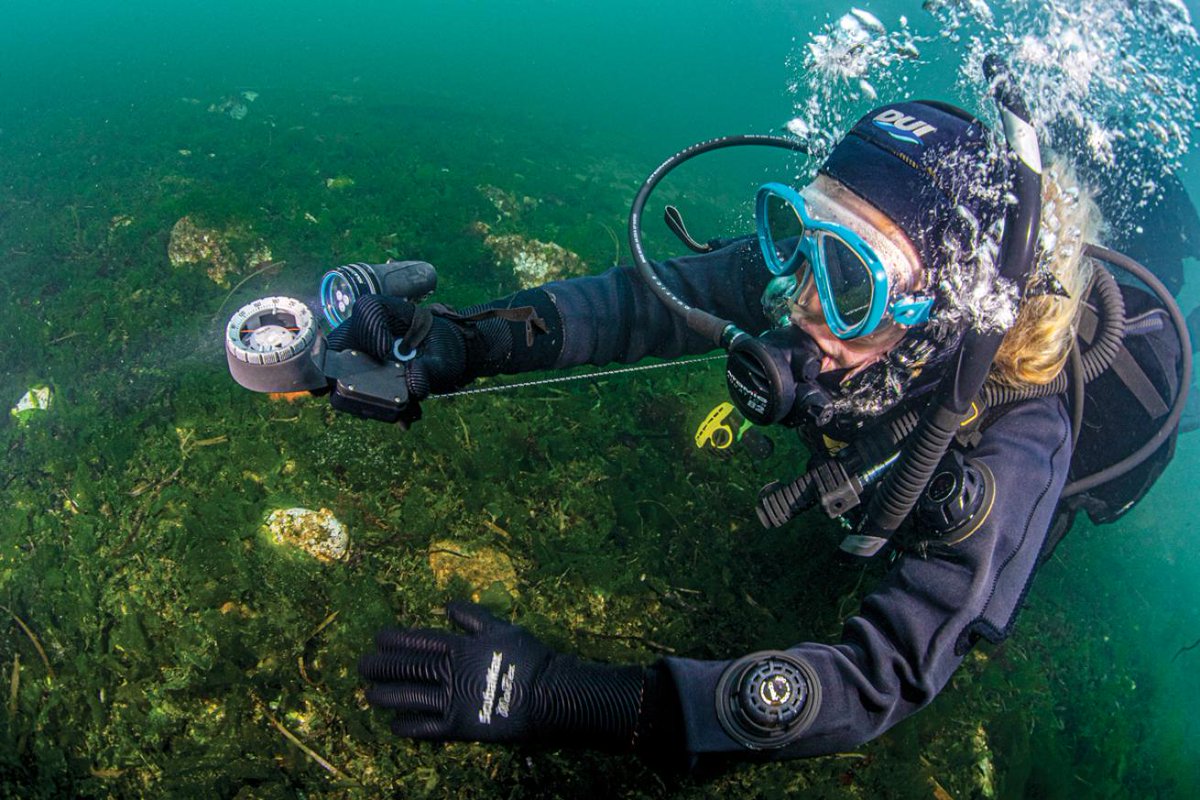 Wondering how to be a better underwater navigator? 🧭 Click the link in our bio and take your navigation skills to the next level! 🖋️ & 📸 @anniecrawley_oceanannie #ScubaDivingMag #PADI #NavigationSkills #ScubaDiver #UnderwaterNavigator