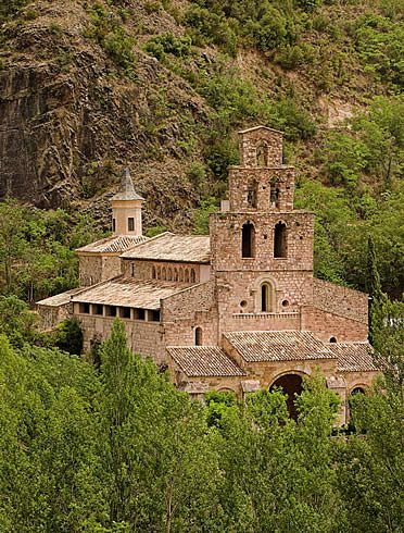 El monasterio de Santa María, Gerri de la Sal, #Lleida románico s.XII De planta basilical de 3 naves (la central con bóveda de cañón), de 3 ábsides semicirculares. Campanario de espadaña de tres pisos; los huecos están formados con arcos de molduras trilobuladas @florecitazulita